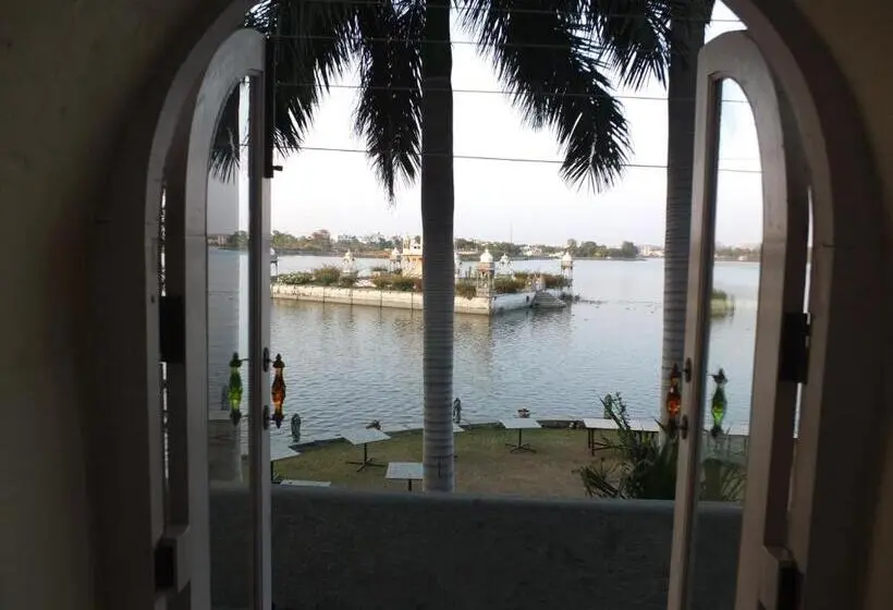 Suite with lake view, Udai Bilas Palace