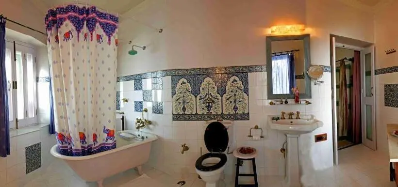 Suite with lake view, Udai Bilas Palace