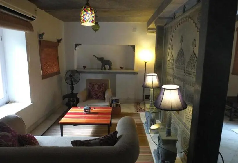 プールビュースイート, Udai Bilas Palace