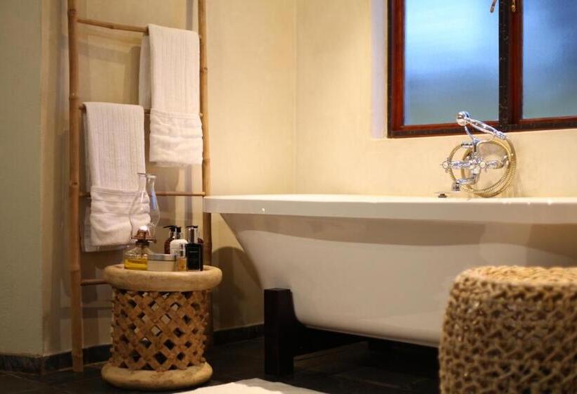 샬레, Ivory Wilderness River Rock Lodge