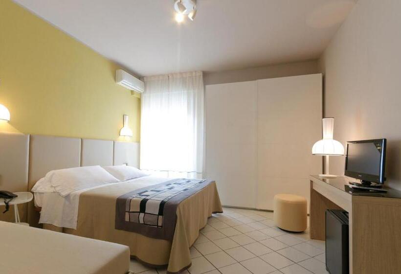 חדר סטנדרט לשלושה עם נוף צדדי לים, Trionfal