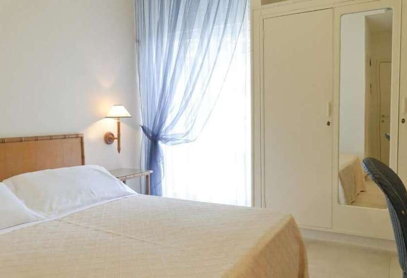 חדר סטנדרט לשלושה, Trionfal