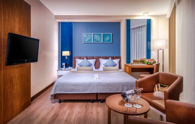 اتاق خانوادگی با چشمانداز دریا, Baia Lara