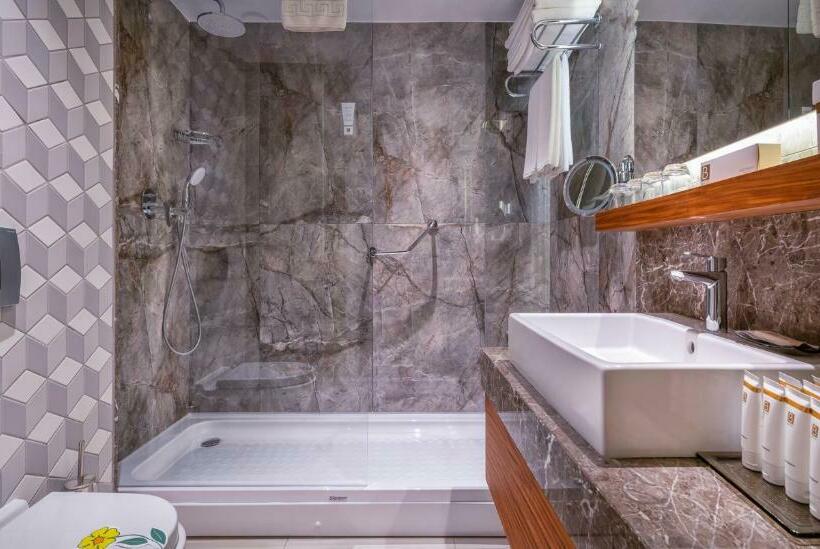 اتاق خانوادگی با چشمانداز دریا, Baia Lara