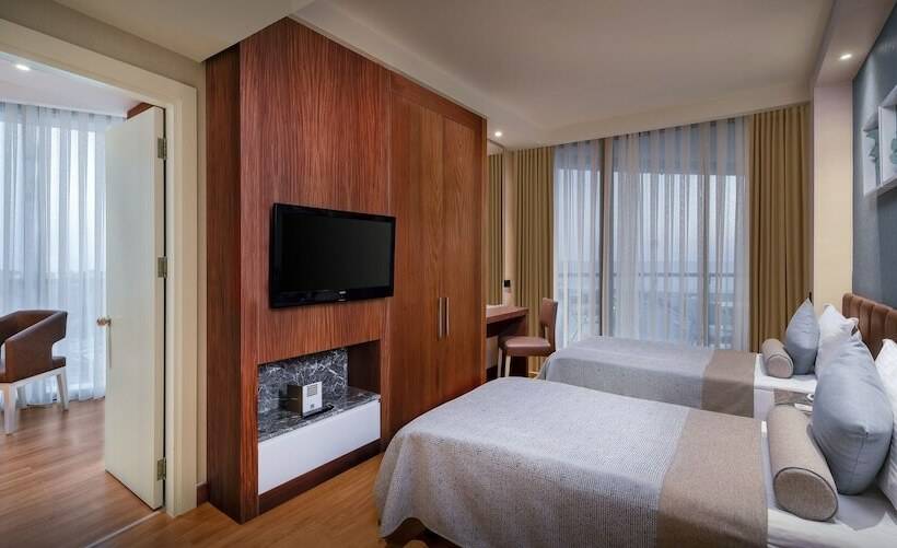 اتاق خانوادگی با چشمانداز دریا, Baia Lara