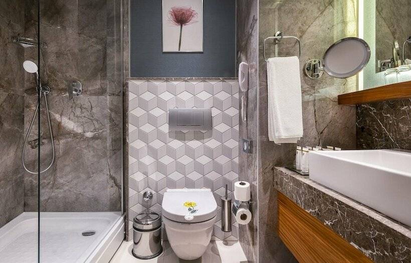 اتاق خانوادگی با چشمانداز دریا, Baia Lara