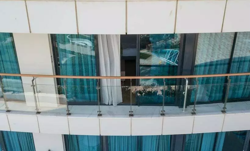 اتاق اکونومی, Baia Lara