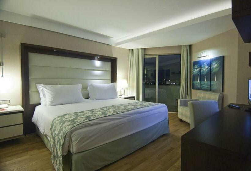 片側に海が見えるデラックスルーム, Ramada Plaza Antalya