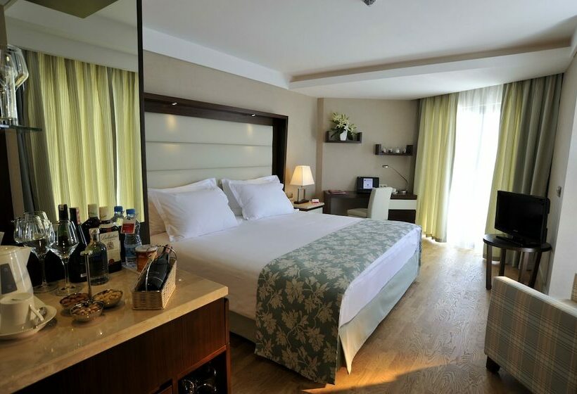 片側に海が見えるデラックスルーム, Ramada Plaza Antalya