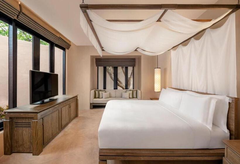 מיטת קינג בסוויטה, The Naka Island, A Luxury Collection Resort & Spa, Phuket