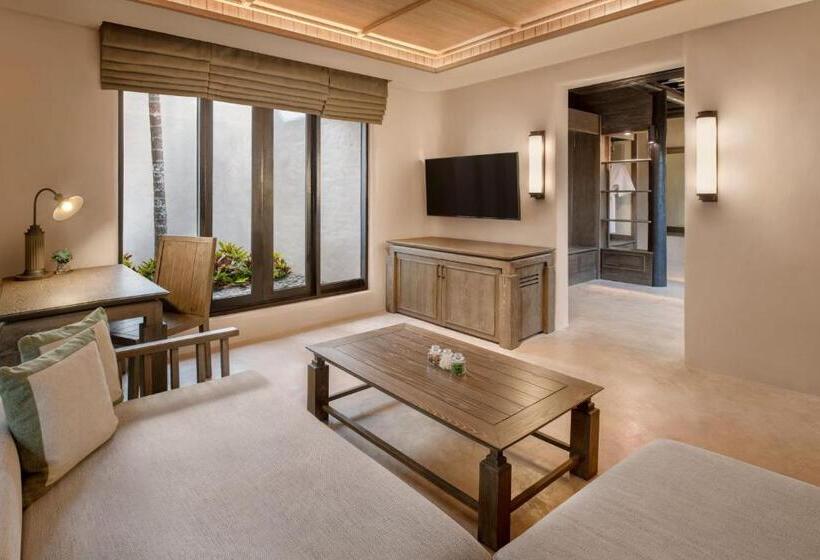 מיטת קינג בסוויטה, The Naka Island, A Luxury Collection Resort & Spa, Phuket