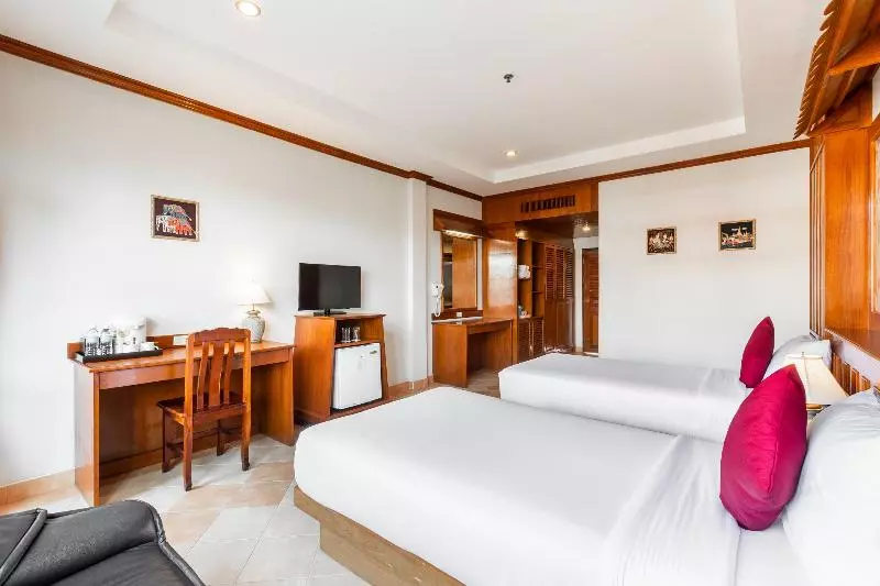 اتاق لوکس با چشم‌انداز استخر, Tony Resort