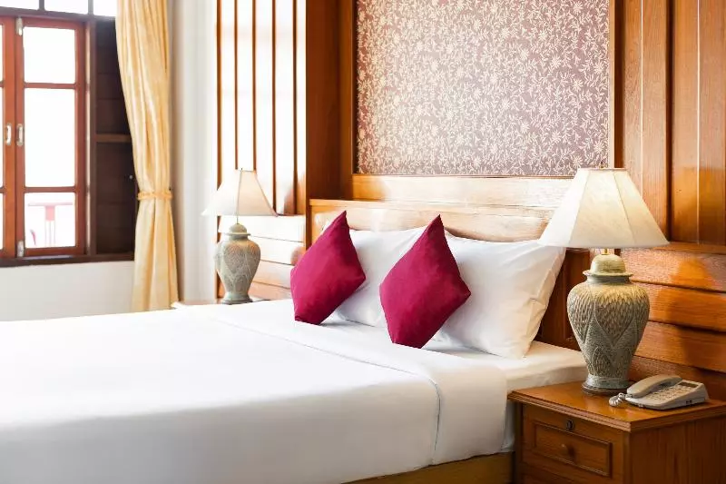 اتاق لوکس با چشم‌انداز استخر, Tony Resort