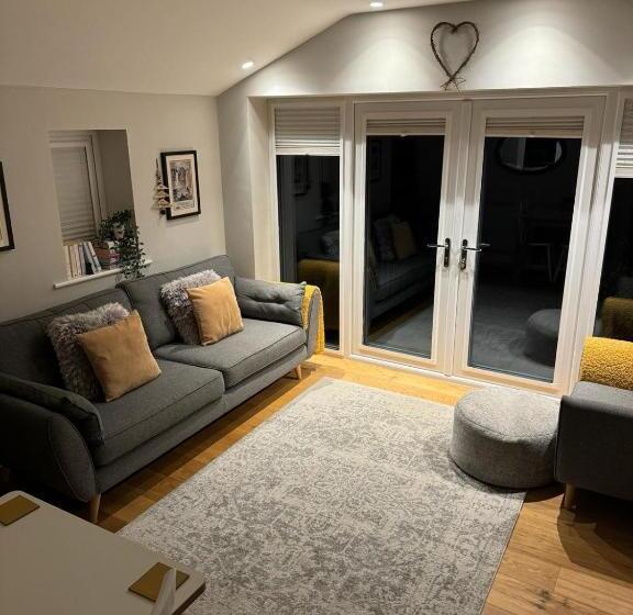 شقة غرفة واحدة, The Hill B&b