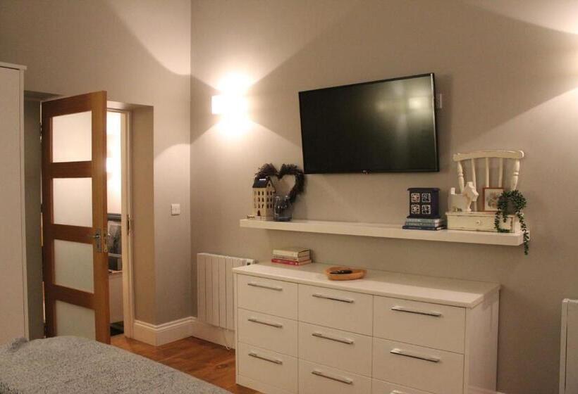 شقة غرفة واحدة, The Hill B&b