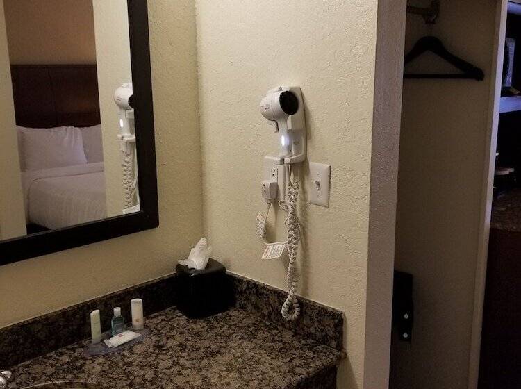 חדר סטנדרט שתי מיטות זוגיות, Clarion Inn & Suites Central Clearwater Beach