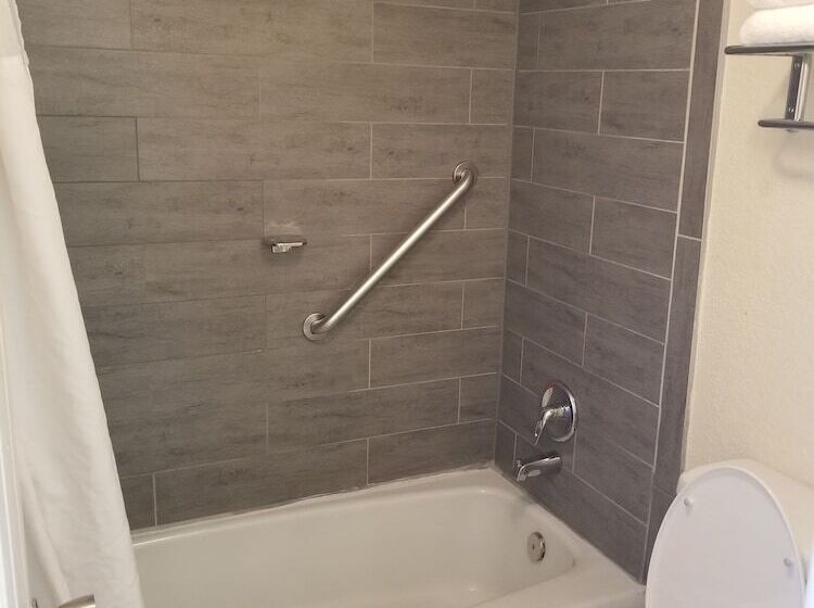 חדר סטנדרט שתי מיטות זוגיות, Clarion Inn & Suites Central Clearwater Beach