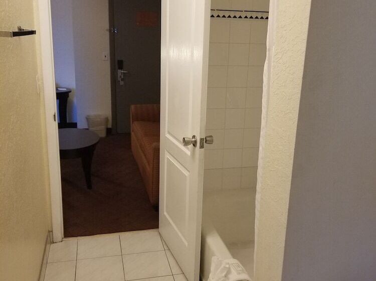 סוויטה, Clarion Inn & Suites Central Clearwater Beach