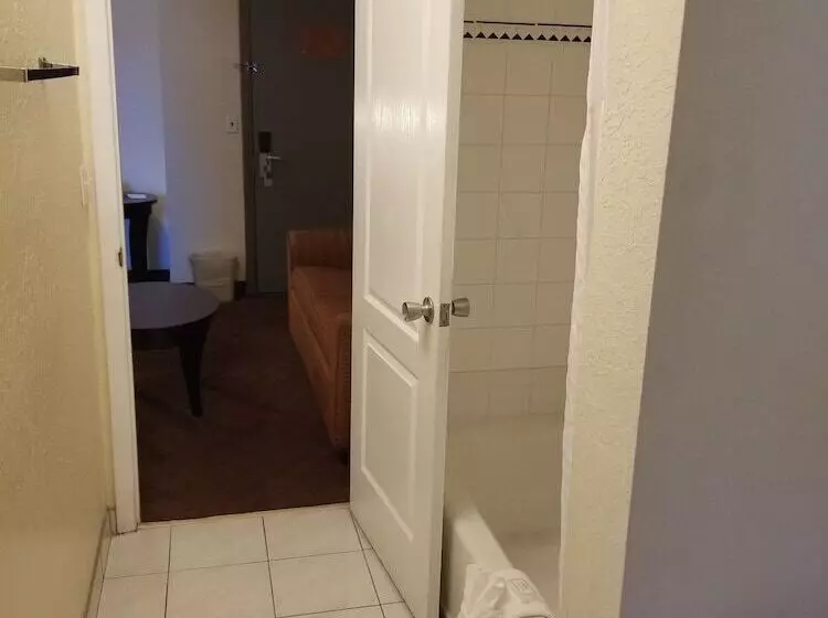 سوییت, Clarion Inn & Suites Central Clearwater Beach