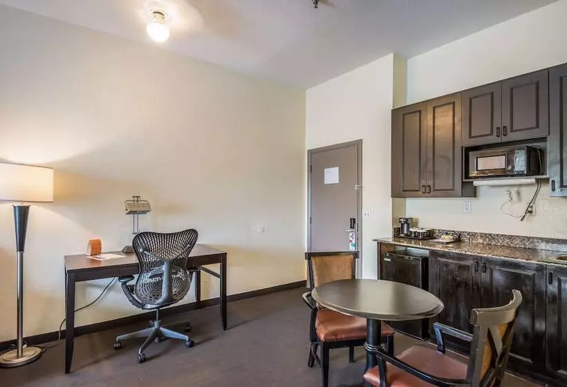سوییت, Clarion Inn & Suites Central Clearwater Beach