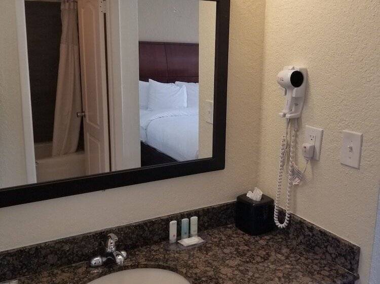 חדר סטנדרט שתי מיטות זוגיות, Clarion Inn & Suites Central Clearwater Beach