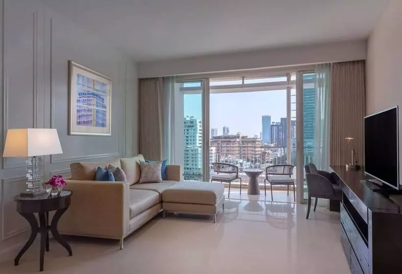 キングサイズベッドのデラックススイート, Dusit Suites Hotel Ratchadamri, Bangkok