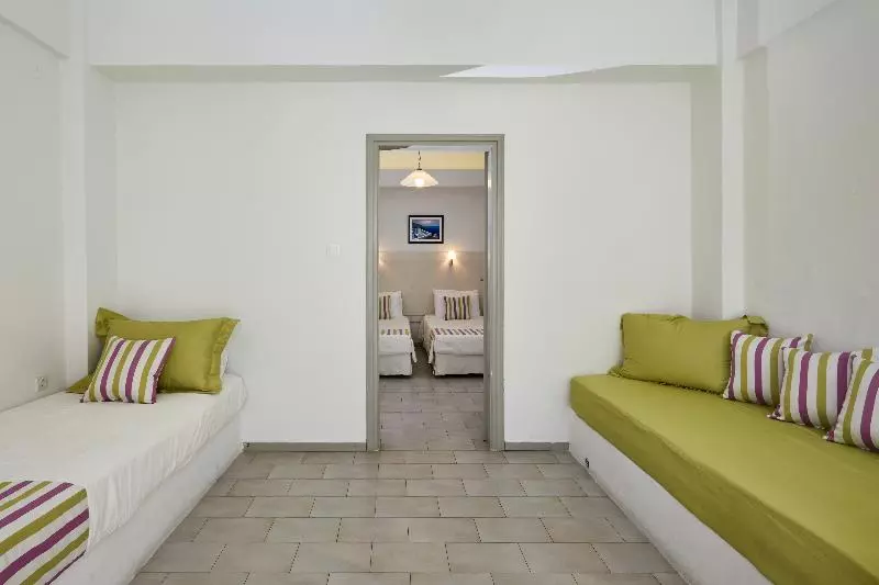 ファミリールーム, Nissos Thira