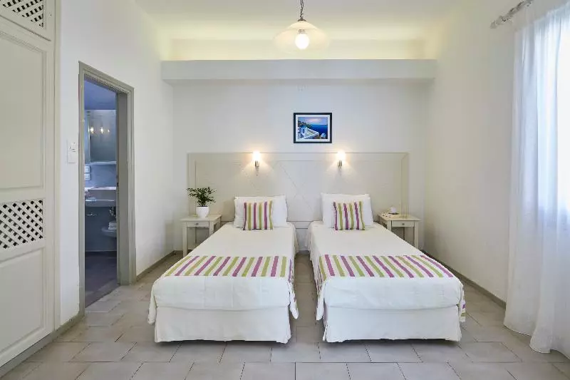 ファミリールーム, Nissos Thira