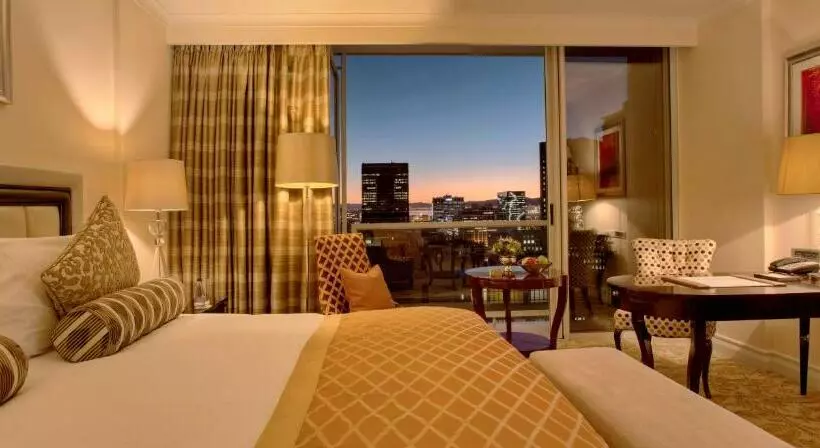 キングサイズベッド、シティビューデラックスルーム, Taj Cape Town