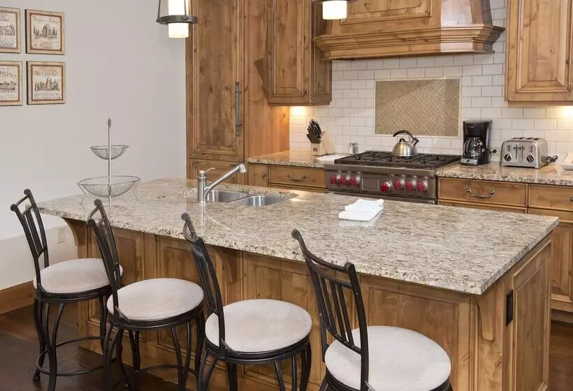 1 Bedroom Penthouse Apartment, The Arrabelle At Vail Square, A Rockresort
