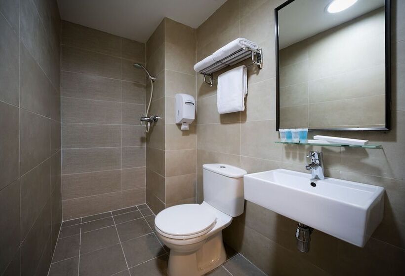 اتاق استاندارد سه نفره, Value Hotel Thomson