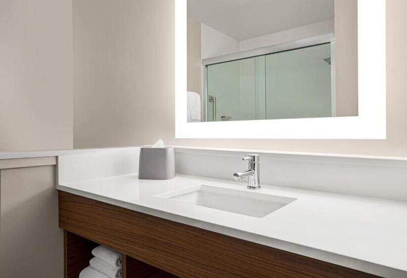 适合残疾人士使用的带超级大床的标准间, Holiday Inn Express & Suites   Ukiah, An Ihg