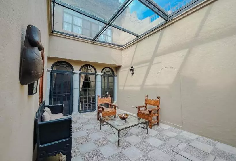سوئیت مستر, Casa Liza
