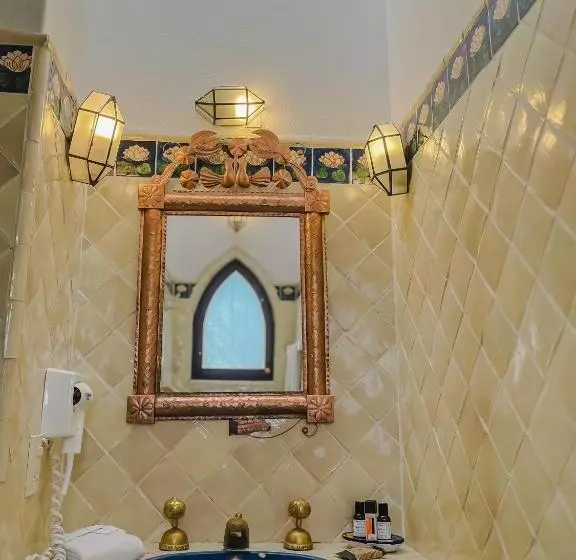 سوئیت مستر, Casa Liza