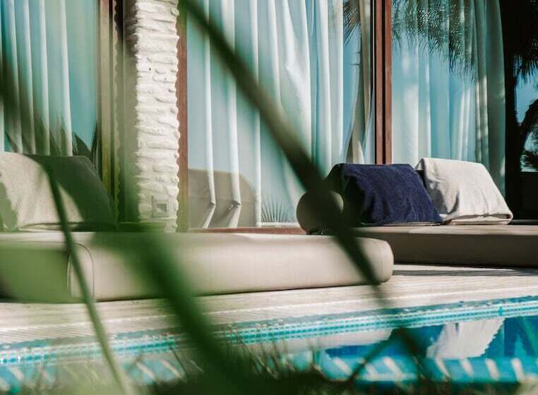 Полулюкс, Gloria Maris Hotel Suites And Villa