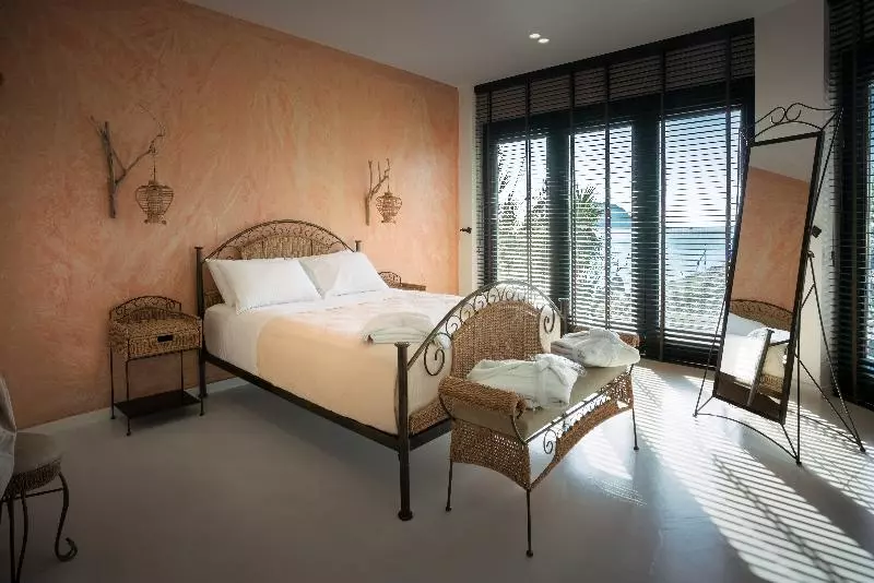 سوییت جونیور با چشم‌انداز دریا, Gloria Maris Hotel Suites And Villa