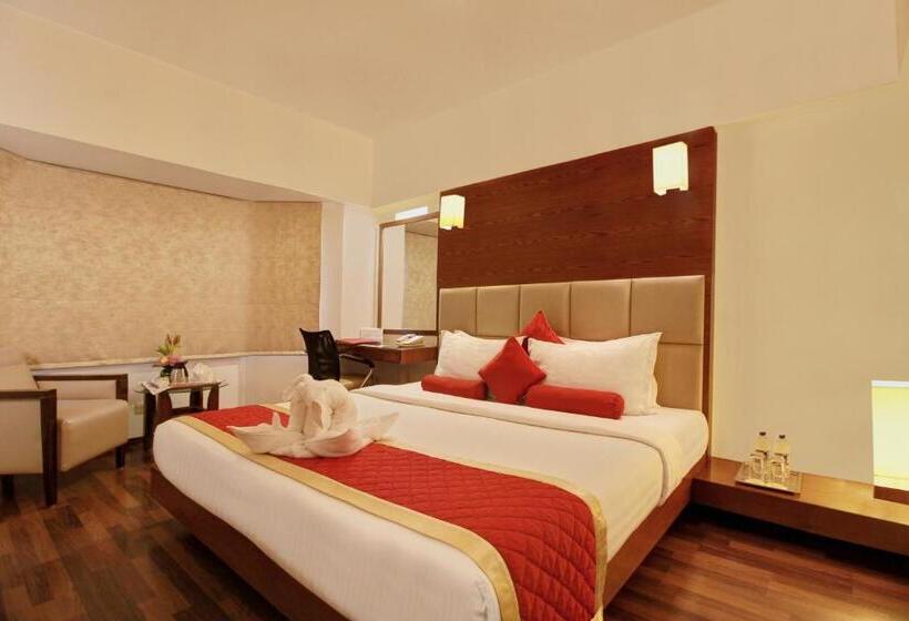 클럽 룸, Monarch Luxur Infantry Road