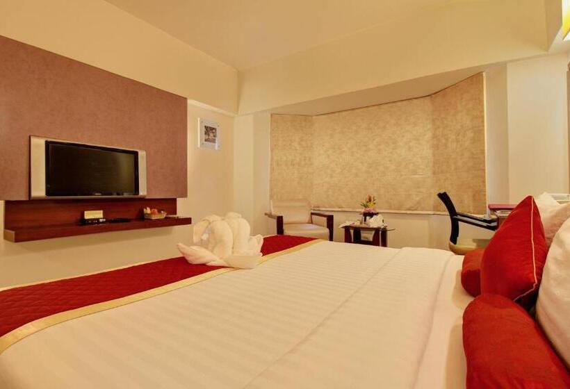 클럽 룸, Monarch Luxur Infantry Road