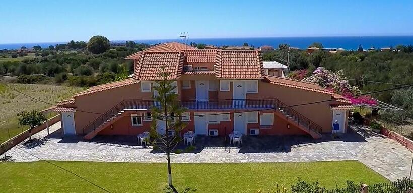 패밀리 룸, Paradise Studios