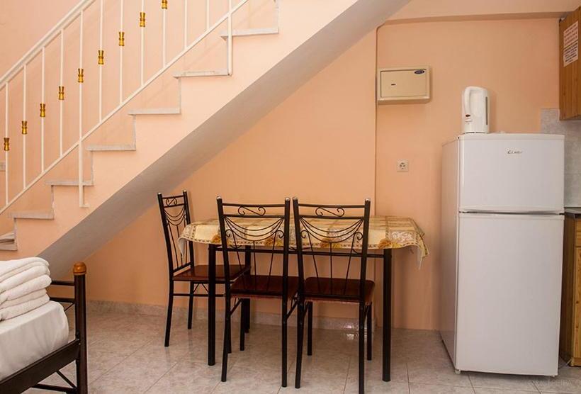 패밀리 룸, Paradise Studios