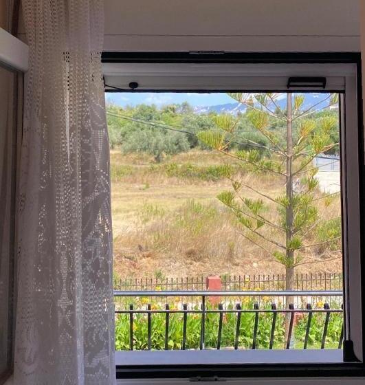 패밀리 룸, Paradise Studios