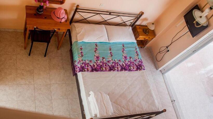 패밀리 룸, Paradise Studios