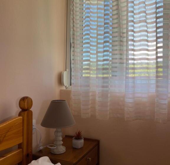 패밀리 룸, Paradise Studios