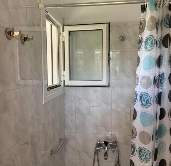 패밀리 룸, Paradise Studios