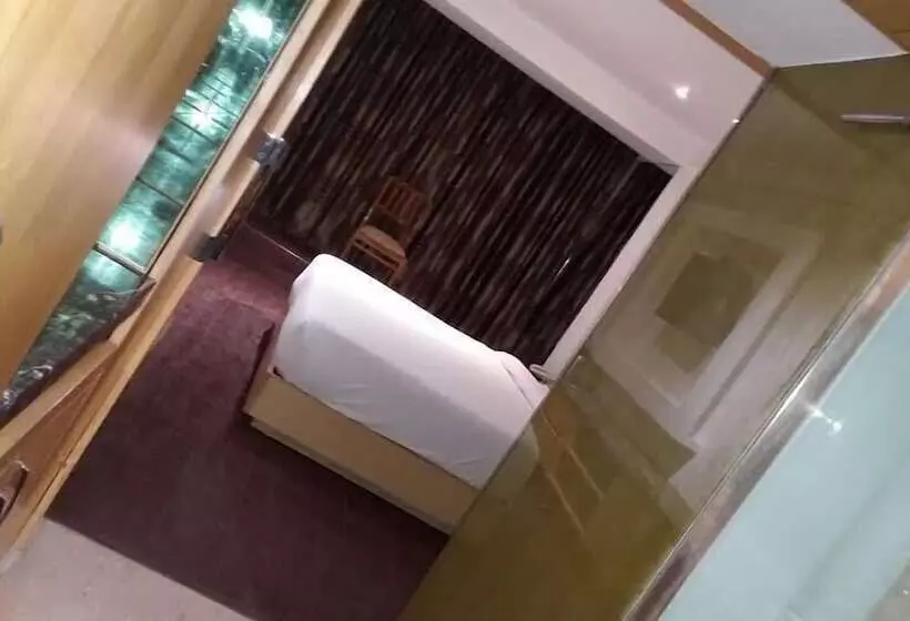 Deluxe-huone, Saptagiri