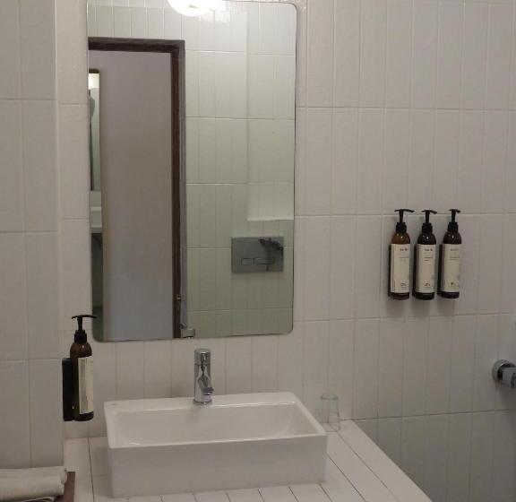 חדר משפחתי, The Stepwell