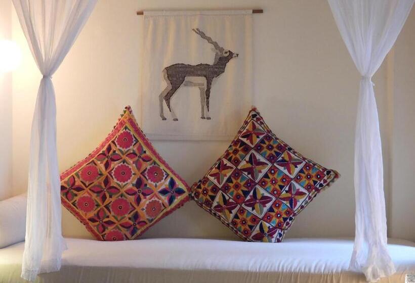 חדר משפחתי, The Stepwell