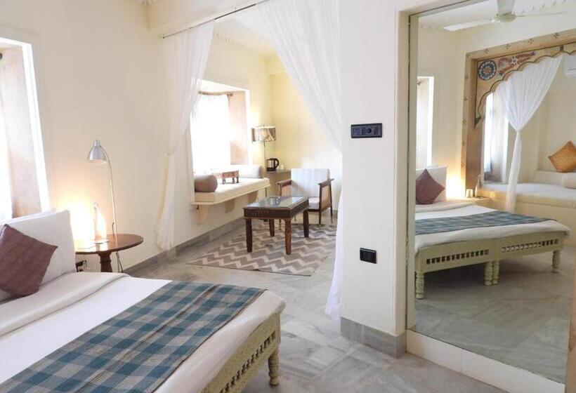 חדר משפחתי, The Stepwell