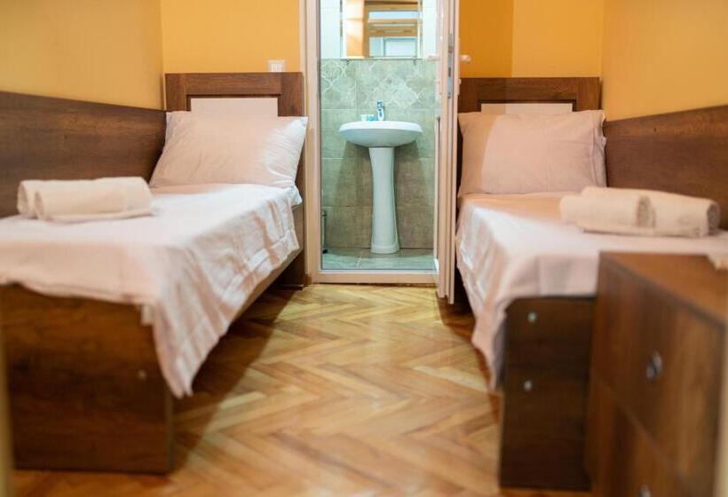 اتاق استاندارد, Bani