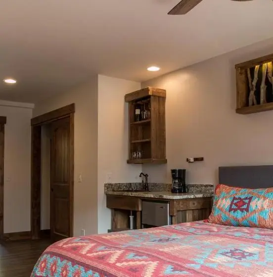 اتاق استاندارد با تخت بزرگ, Clear Creek Inn